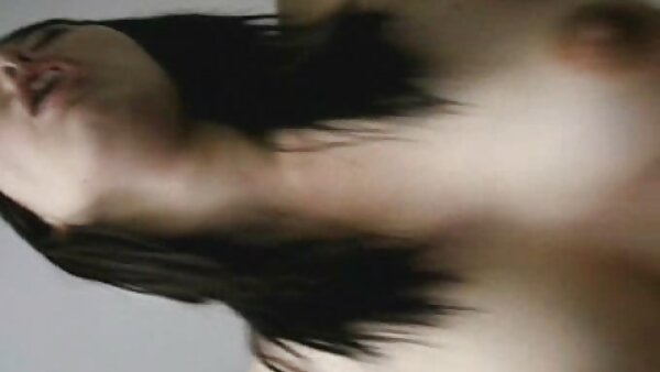 குறும்பு மற்றும் மோசமான கருப்பு முடி கொண்ட ஆசிய குழந்தை டில்டோவில் மகிழ்ச்சி அடைகிறது