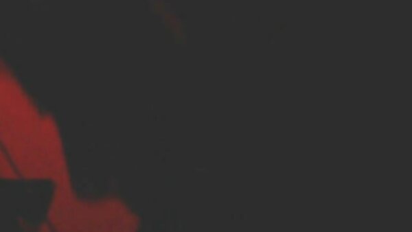 பெரிய அடிப்பகுதியுடைய கருப்புத் தலை லண்டன் கீஸ் அவளது இறைச்சிப் பிளவில் கொழுத்த குத்துகிறது