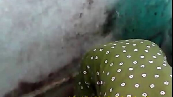 அற்புதமான மற்றும் மிகவும் கவர்ச்சியான அழகி கேர்ள்லி அழகான டைட்டிகளுடன் மனிதனுக்கு பிஜேயை வழங்குகிறது