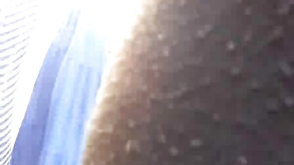ஜப்பானைச் சேர்ந்த குட்டையான ஹேர்டு சூப்பர் ஹாட் ப்ரூனெட் கண்ட்டைக் கேலி செய்ய இளஞ்சிவப்பு முட்டை பொம்மையைப் பயன்படுத்துகிறார்
