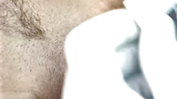 பிக் டெயில் குஞ்சு தனியாகச் சென்று ஒரு உண்மையான சேவல் போல தனது புதிய செக்ஸ் பொம்மையை உறிஞ்சுகிறது